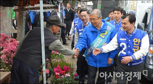 [포토]시장 상인만나는 김종인 선대위원장