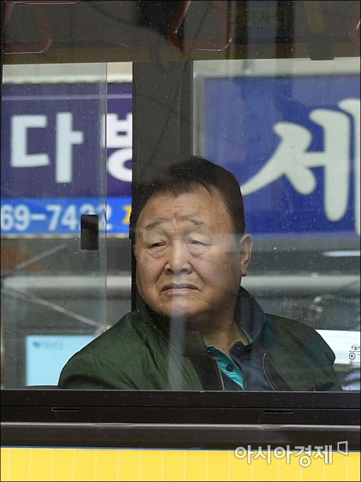 [포토]선거유세 현장 지켜보는 유권자