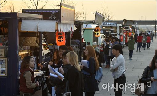 외국인이 관심있는 서울시 정책 1위는 '밤도깨비 야시장'
