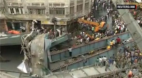 인도 콜카타 고가도로 붕괴, 최소 17명 사망·70여명 부상