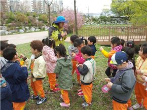 운중천 숯내저류지에서 어린이들이 생태체험학습을 하고 있다.