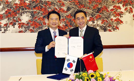 남경필 경기지사(왼쪽)가 주사오단 광둥성 성장과 업무협약을 체결한 뒤 기념촬영을 하고 있다. 
