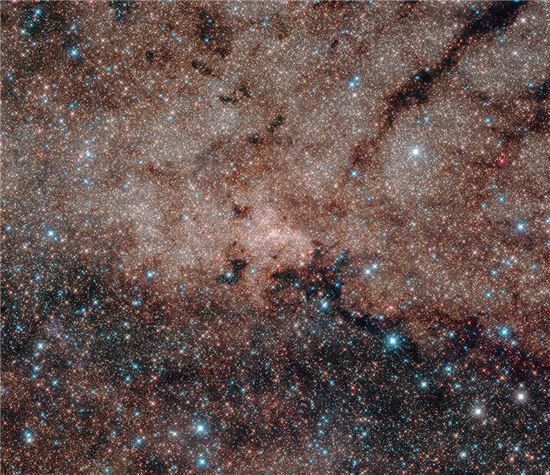 ▲허블우주망원경이 은하수의 중심을 촬영했다.[사진제공=NASA]