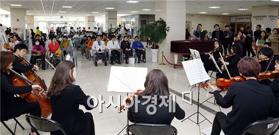 전남대학교병원(병원장 윤택림)의 환자 쾌유기원 찾아가는 음악회가 3월 31일 병원 1동 로비에서 성황리에 열렸다.
