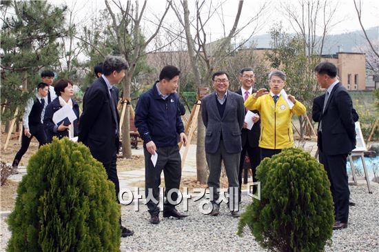 민형배 광주시 광산구청장이 3월 30일 광일고등학교의 ‘명상숲’을 찾았다. 