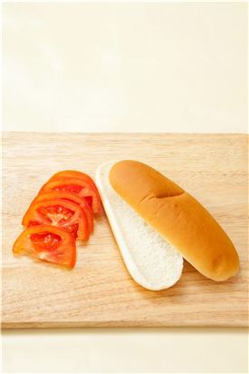 1. 핫도그빵은 반으로 자르고 토마토는 슬라이스 한다.
(Tip 핫도그빵 대신 식빵을 이용해도 된다.)
