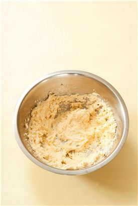 2. 버터를 부드럽게 한 후 황설탕을 넣어 크림 상태가 되도록 젓는다.
