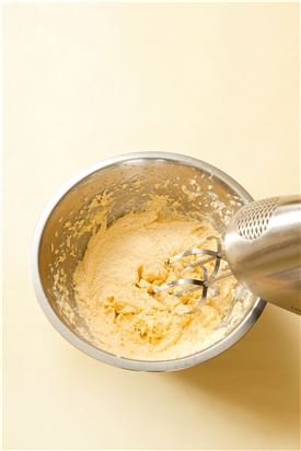 3. 달걀은 거품을 내어 버터와 고루 섞는다.
