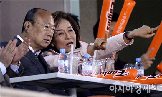 [포토]김승연 회장, 부인 서영민 여사와 개막전 관람