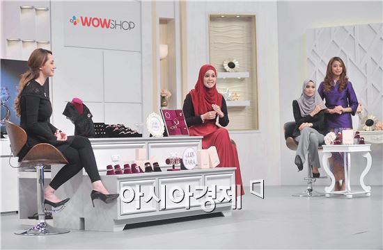 말레이시아 쿠알라룸푸르에 위치한 'CJ와우샵' 스튜디오에서 쇼호스트들이 한국 중소기업 리즈타라의 액세서리 제품을 시청자들에게 소개하고 있다. 