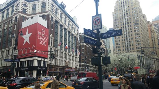 봄을 맞은 세계에서 가장 큰 백화점인 미국 뉴욕 매시(macy)백화점.  