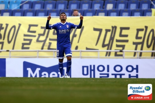 '권창훈·산토스 연속골' 수원, 상주 꺾고 시즌 첫 승