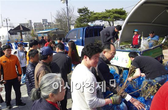 영광군(군수 김준성)은 제71회 식목일을 맞아 지난 1일 영광읍 소재 ‘만남의 광장’에서 ‘나무 나누어주기’행사를 가졌다.  
