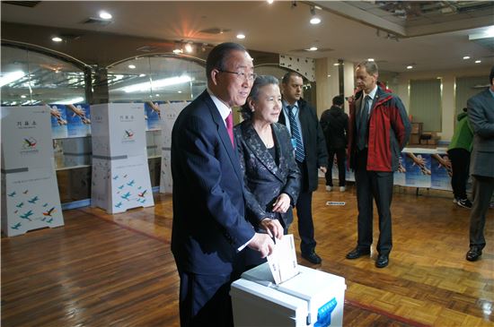 반기문 유엔 총장(왼쪽)과 그의 부인인 유순택 여사가 2일 재외선거 투표에 참여하고 있다.  