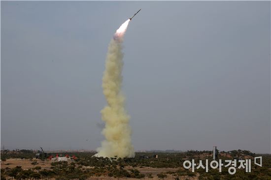 북한이 신형 지대공 요격유도무기체계의 개발에 성공했다고 2일 조선중앙통신이 보도했다. 항공기 격추용  'KN-06' 계열로 추정되는 지대공미사일이 수직발사관을 통해 발사되는 모습. 