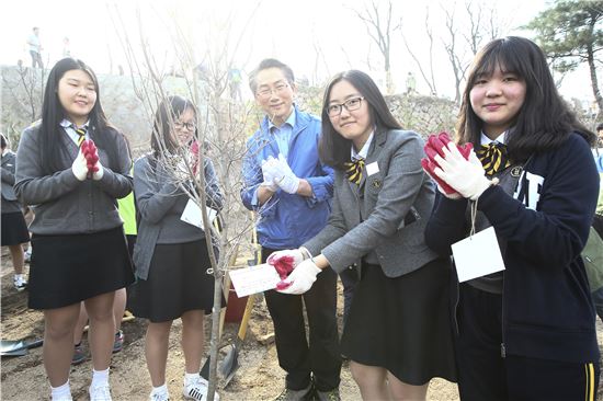 김영종 종로구청장과 학생들이 나무를 심고 있다