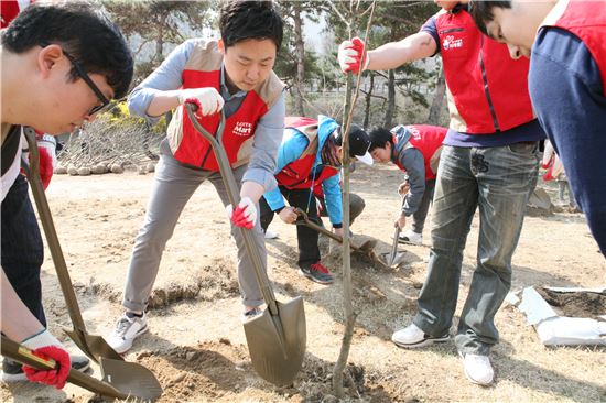 롯데마트, 행복드림 봉사단 ‘1만그루 나무심기 캠페인’ 진행
