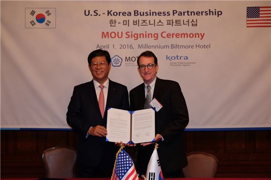 KOTRA와 GMDC(Global Market Development Center)간 업무협약식에 참석한 김재홍 KOTRA 사장(왼쪽)과 패트릭 스피어 GMDC 회장. 
