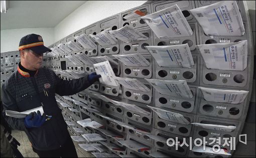 [포토]4.13총선 D-10, 선거공보물 배달