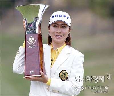 이지희가 야마하레이디스 우승 직후 트로피를 들고 포즈를 취했다. 시즈오카(일본)=Getty images/멀티비츠