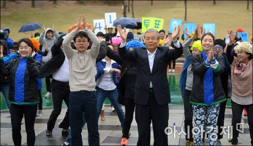 [포토]'투표합시다, 춤추는 김종인 선대위원장'