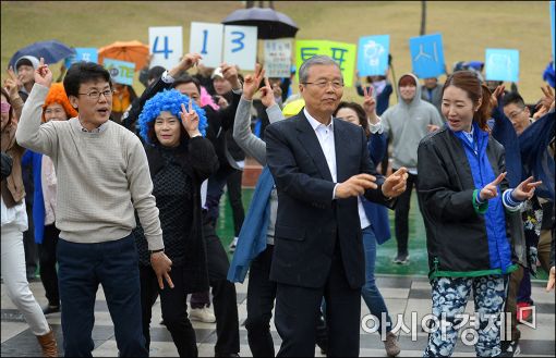 [포토]투표참여 캠페인, 춤추는 김종인 선대위원장