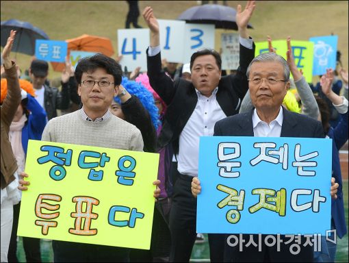 김종인 더불어민주당 비대위 대표(오른쪽)