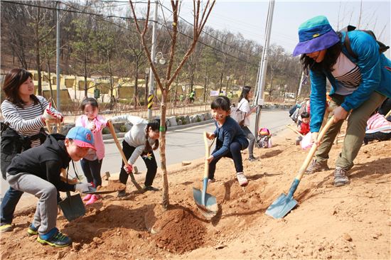 허브천문공원서 산수유 등 식목
