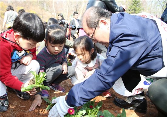 박홍섭 마포구청장(맨 우측)이 인근 어린이집에서 온 아이들과 함께 꽃을 심고 있다.