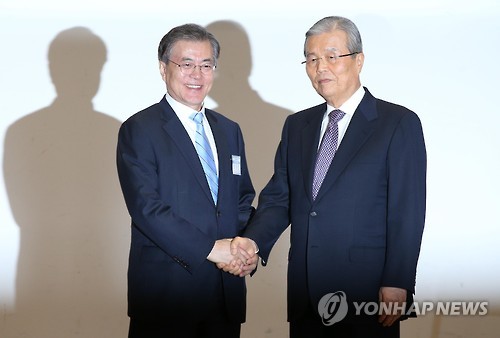 문재인 전 대표(왼쪽)와 김종인 비대위 대표(오른쪽). 사진=연합뉴스