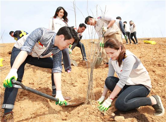 1일 아시아나항공 임직원 70여명이 인천 서구에 위치한 수도권 제2 매립지에서 팥배나무 묘목을 심고 있다.