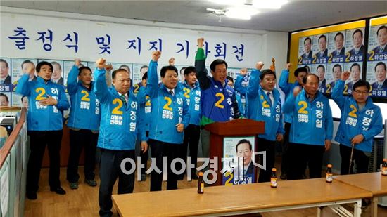 고창의 더불어민주당 소속 전체 도의원과 군의원들이 제20대 총선 정읍·고창선거구에 출마한 하정열 후보에 대해 지지를 선언했다.
