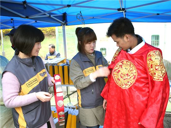 3일 경기 군포시민광장에서 열린 'KB국민은행 외국인 근로자 한국문화축제'에서 한 외국인 근로자가 한국 전통 복장 체험을 하고 있다. 사진=KB국민은행