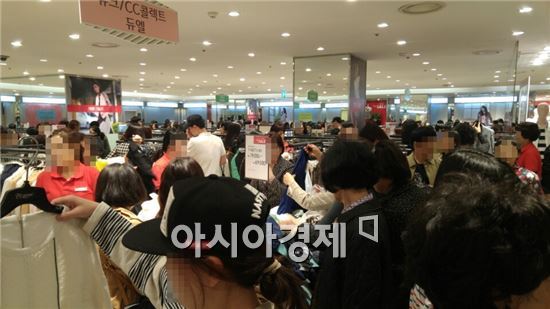 최근 서울시내의 한 백화점에서 진행된 할인 행사에 고객들이 물건을 살펴보고 있다.