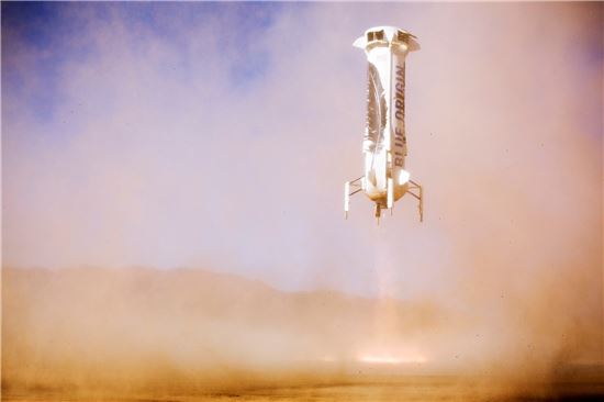 "우주여행 꿈 한발 더"…제프 베조스, 세번째 로켓 발사 성공