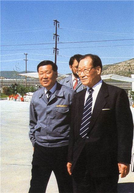 1991년 4월 현대정공 울산 공장을 방문한 정주영 현대그룹 명예회장(오른쪽)이 아들인 정몽구 회장과 이야기를 나누고 있다.
