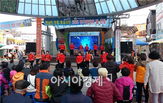 장흥 토요시장 메인무대에서 ‘늘푸른 토요건강 운동팀’이 공연을 펼쳐 관광객과 주민들에게 큰 호응을 받았다..