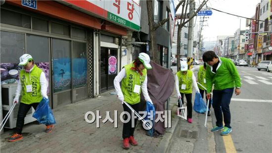 김경진 후보 자원봉사자들이 거리 청소를 하고 있다.