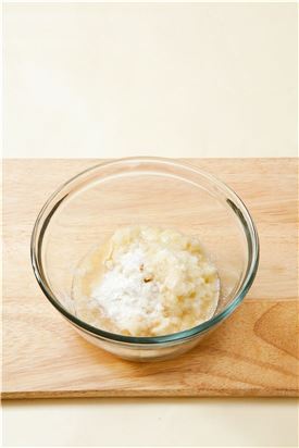 3. 감자에 녹말가루를 넣어 농도를 맞추고 소금으로 간을 한 후 쑥을 넣어 섞는다.
