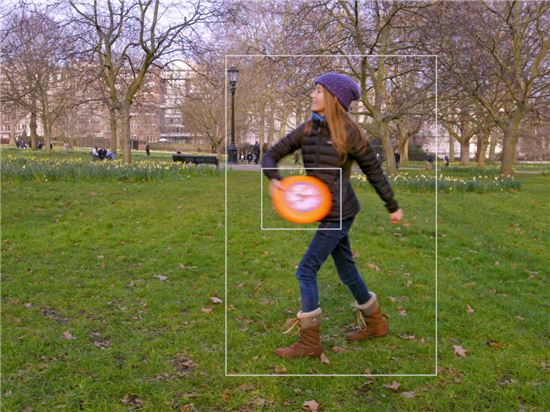"소녀가 공원에서 오렌지색 원반을 던지고 있어요."라고 마이크로소프트 AI가 시각장애인에게 주변을 설명해준다.