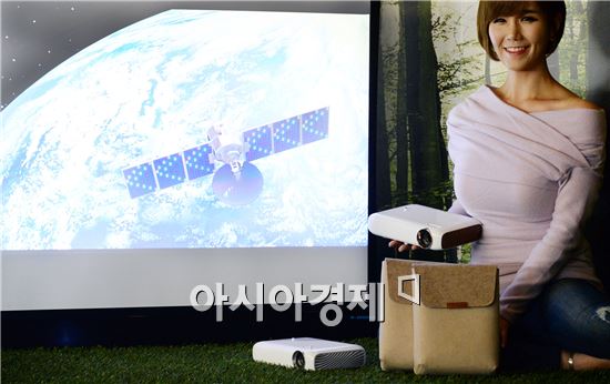 ▲LG전자 모델이 5일 여의도 LG트윈타워에서 LG 미니빔 TV 신제품(모델명: PW1500)을 들고 소개하고 있다. (제공=LG전자)

 
