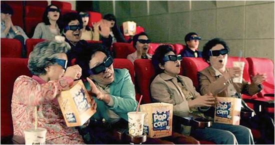 서울시로부터 사업개발비를 지원 받을 예정인 금천구 작은영화관사회적협동조합이 마련한 영화관에서 시민들이 3D 안경을 끼고 영화를 관람하고 있다.