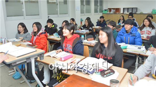 순창군은  5일 향토회관에서 관내 지역학생과 학부모 등 200여 명이 참석한 가운데 2017학년도 육군사관학교 입시 설명회를 개최했다.