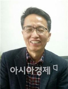 양군섭 단국대 교수. 옥천인재숙에 장학금 전달