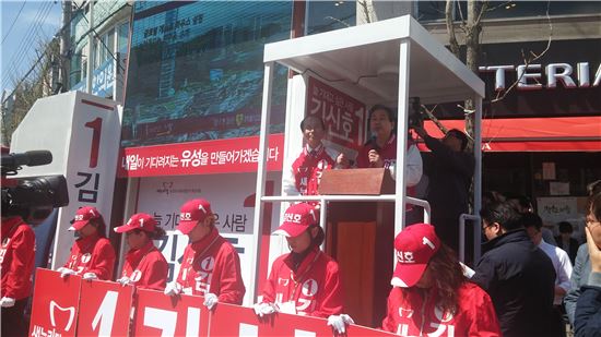 대전 간 김무성, 이상민 맹공 "몽니 부리며 법위에 군림" 