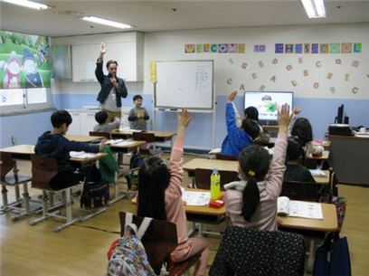 "초등 방과후 영어수업 어쩌나"…학교선 금지하고 학원은 줄서고