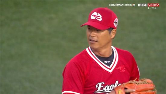 한화, '대성불패' 구대성 깜짝 시구…'레전드가 돌아왔다' 