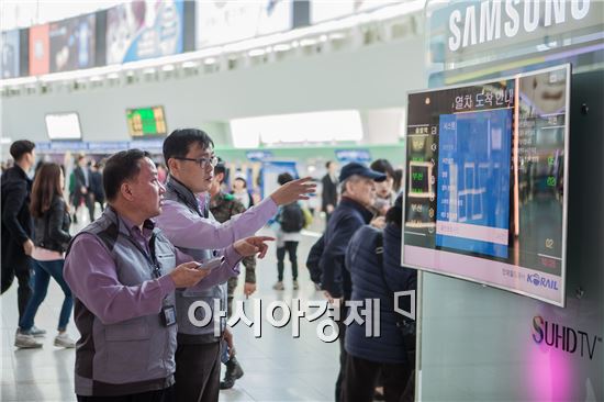 ▲삼성전자서비스 엔지니어가 서울역을 찾아 삼성TV를 점검하고 있다. (제공=삼성전자서비스)