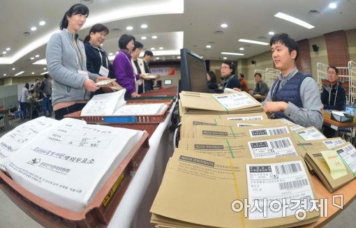 [포토]제20대 국회의원선거 재외투표 우편물 접수 개시 