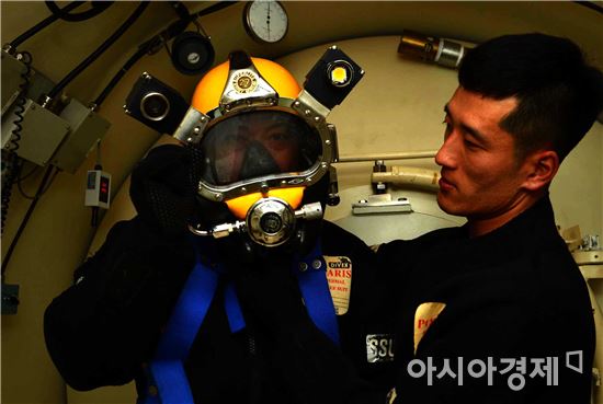 포화잠수사가 포화잠수복을 착용하고 있다. (사진제공=해군)